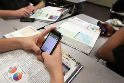 La Rioja va por una ley para regular el celular en las aulas: qué cambia para los alumnos