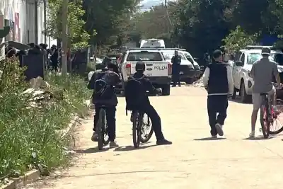 Mostró el arma en el baño de la escuela y dos tiros cambiaron todo: qué pasó con el alumno baleado