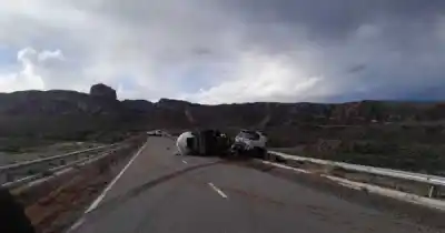 Un camión cisterna volcó en la Ruta 40 y el tramo Pareditas-El Sosneado sigue sin abrir