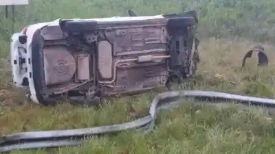 Perdió el control en plena niebla: el auto terminó volcado en el cruce de las rutas 39 y 20