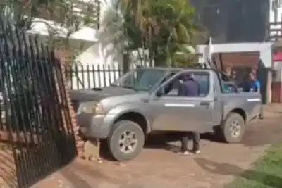 Dos camionetas de reparto chocaron en Maipú al 1600: una terminó incrustada en el frente de una casa