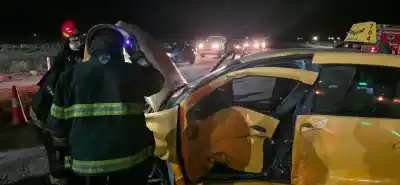 Un taxi y una camioneta chocaron en la Ruta del Petróleo: una mujer quedó atrapada y tuvo que intervenir Bomberos