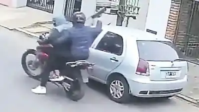 Le dispararon con un arma larga desde una moto en San Pedro: la reacción de la víctima que llamó la atención de la policía