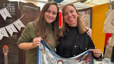 Dos hermanas convirtieron el campo de su infancia en objetos de diseño: el gesto que encendió todo