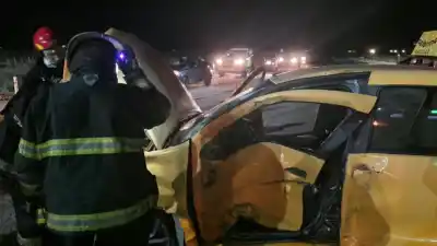 Ruta del Petróleo: la taxista quedó atrapada entre los hierros y los bomberos tuvieron que cortar el auto