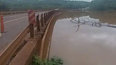 El río llegó hasta la puerta de su casa y la familia tomó una decisión: qué pasa en Misiones