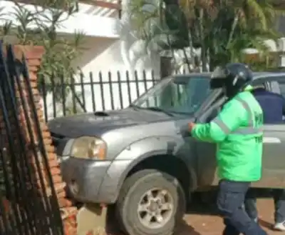 Manejaba distraída por Maipú y terminó incrustada en el living de una casa