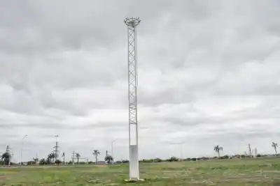 Cuarta vez que destrozan las luces de Solís y Circunvalación: se llevaron todo desde 18 metros de altura