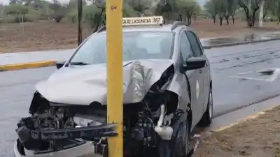 Perdió el control del taxi, salió de la calzada y terminó contra un poste de energía