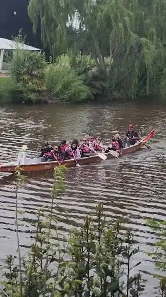 Una marea rosa se prepara para tomar el lago de Embalse: qué hay que llevar para subirse