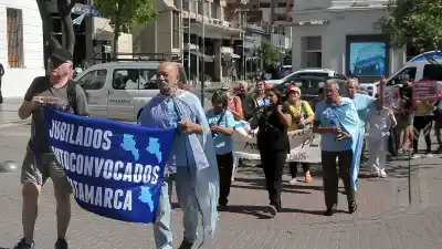 Los jubilados se suman a la marcha universitaria con un reclamo que va más allá de la universidad