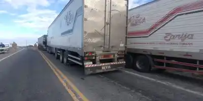 Un camión boliviano quedó atravesado en la Cuesta de las Vacas: el desvío que complica el viaje a la Difunta Correa