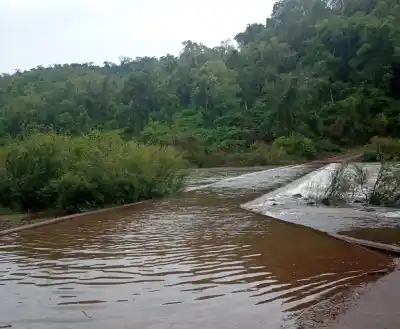 El arroyo Yabotí tapó el acceso a los Saltos del Moconá: hasta cuándo seguirá cerrado