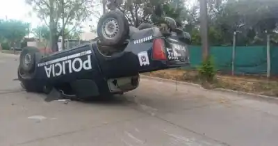 Volcó un móvil policial en pleno centro de Rivadavia: ¿qué pasó con los conductores?