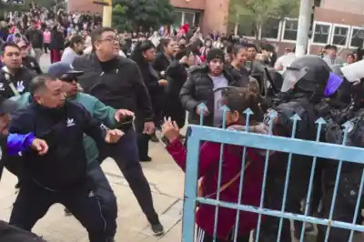 Una madre denuncia un hecho atroz en una escuela y la respuesta de las autoridades desata el caos