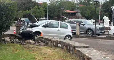 Cruzó en rojo en el ingreso al Dalvian y el auto que venía terminó estampado contra el muro