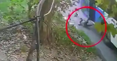 Un colectivo arrancó con un niño atrapado en la puerta: el desesperante arrastre que casi termina en tragedia