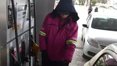 Santa Cruz les apagó el autoservicio: ahora el surtidor lo maneja alguien de la estación