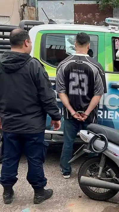 Un motociclista llevaba 35 "bochitas" encima, pero los policías no miraban la droga: miraban lo que tenía en el bolsillo