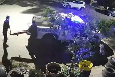 Un móvil policial llegó a una gomería de General Pico y lo que hicieron los dos uniformados quedó filmado