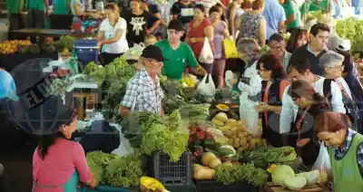 El barro y los arroyos desbordados ya se sienten en las ferias francas: qué productos empiezan a faltar