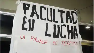 La paciencia se agotó: estudiantes de la UNL arman vigilia y marchan al Rectorado