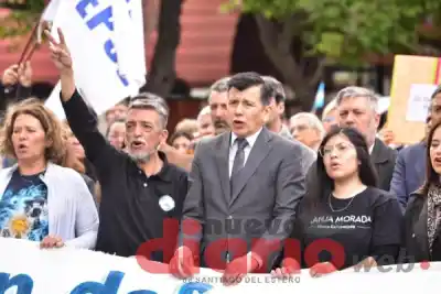 El rector de la UNSE marchó al frente de la protesta y dejó un mensaje que apunta a los tres poderes del Estado