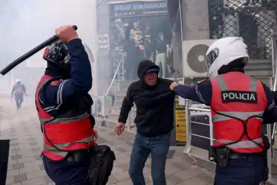 Tres días de piedras y gases en Albania: el detonante que apunta a los Trump