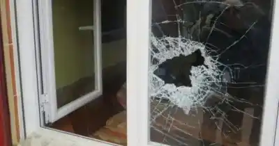 Se ausentaron cinco horas y al volver encontraron la ventana rota: lo que faltaba adentro los dejó helados
