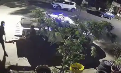 Quedó filmado: dos policías cargaron algo en el móvil y las imágenes los complican