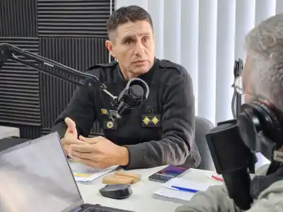 Quedó filmado: dos policías cargaron un gato hidráulico en un móvil y el Jefe de la UR II salió a hablar