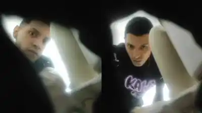 Instaló un dispositivo en el baño de su casa y lo que captó desató una persecución policial