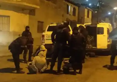 Vecinos de Comodoro vieron una "mudanza" de madrugada y llamaron a la policía: cinco detenidos y un hallazgo en la camioneta