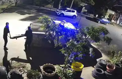 Llegaron en una camioneta policial y se llevaron algo del frente de una gomería: en el audio se escuchó una frase que lo complica todo