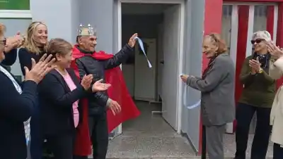 Roca: la vecina de 90 años que estrenó las llaves en las 500 Viviendas volvió a cortar una cinta 43 años después