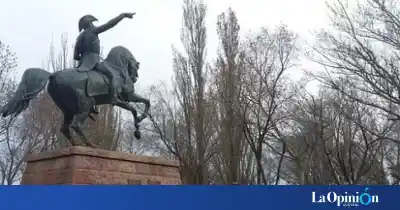Denunció que un desconocido la manoseó en una plaza y terminó aprehendido con dos cuchillos y una tijera