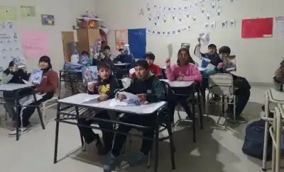 Chicos de Santa Isabel y Santa Rosa se escriben cartas: el inesperado motivo que los llevó a dejar el celular