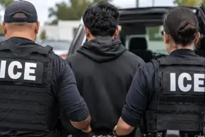 Tenía 16 cuando llegó a EE.UU. con su familia: ahora está detenido y su papá apunta contra una regla