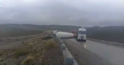 El camión volcado en la Ruta 40 sigue trabando el tránsito: la razón está adentro de la cisterna