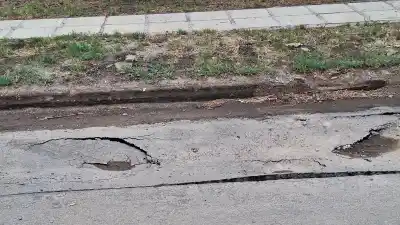 El asfalto cedió en Santa Rosa y los vecinos ya pusieron ramas para avisar