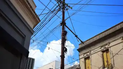 La esquina que todos miramos hacia arriba: Santa Fe aprobó un plan para ordenar los cables