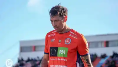 El goleador de Deportivo Roca se quedó sin final: la lesión que duele y el problema que no puede resolver
