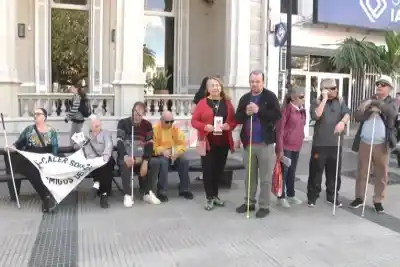 El bastón blanco los identifica, pero en la peatonal de Paraná todavía tienen que esquivar bicicletas, carteles y ventanas abiertas