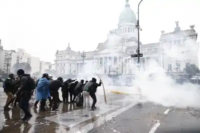 Marcha universitaria: gases y piedras frente al Congreso, y la escena que nadie esperaba en el anexo