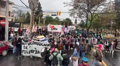 Marcha Federal Universitaria en Salta: el rector que había dicho que no fue y apareció en la columna