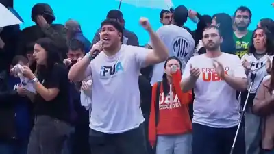 Marchaban frente al Congreso y el acto terminó con gases: "Nos van a tener que sacar con la policía"