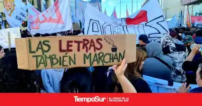 Miles marcharon en Río Gallegos y la Patagonia por la universidad pública: el mensaje que unió a estudiantes y docentes