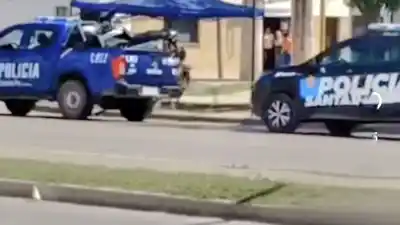 Una moto escapó del control en Villa Hipódromo y la persecución terminó con dos policías en el hospital Iturraspe