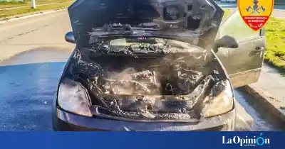 Incendio en un auto en pleno centro: los bomberos tuvieron que forzar el capó para llegar al fuego