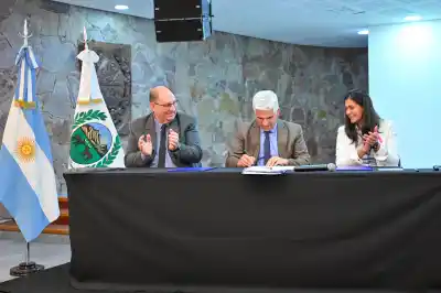 Poggi firmó la ley penal juvenil y anunció seis vehículos "no identificables": para qué son